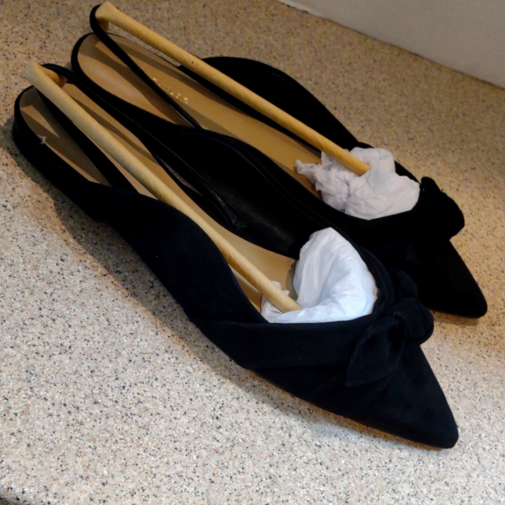 Ann Taylor Size 8 Suede Flats with Bow NWT.   A1